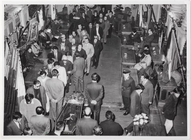 Gattatico-Reggio Emilia, 27-30 marzo 1970, Funerali di Alcide Cervi, camera ardente di Alcide nella Sala del Tricolore di Reggio Emilia, picchetto d'onore